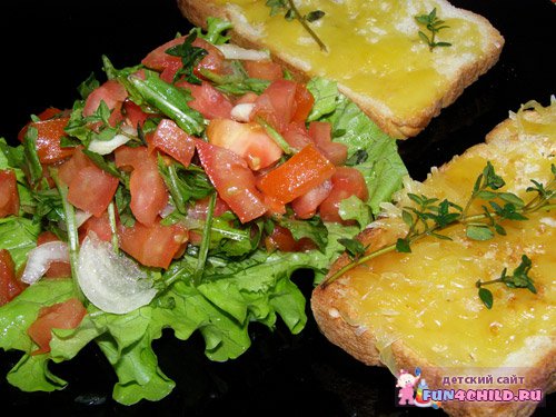 Салат с рукколой и помидорами