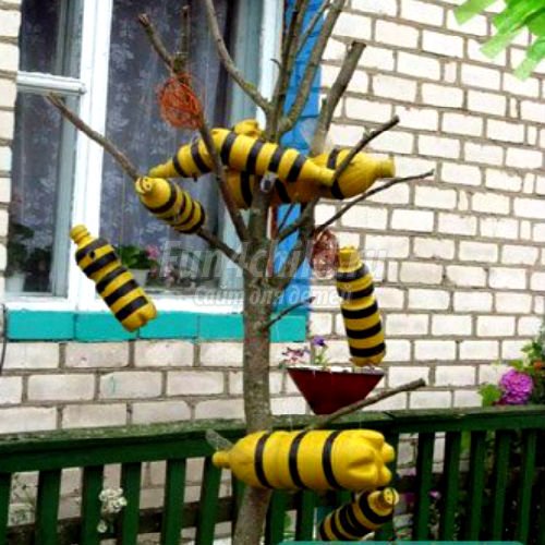 отличные поделки из бутылок для сада