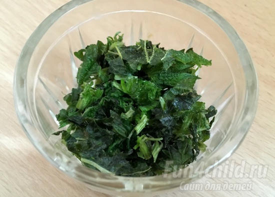 Речная рыба (подлещик) с крапивой и ревенем