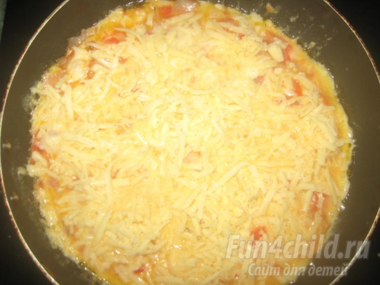 Вкуснейшая яичница с беконом, помидорами, оливками и тёртым сыром